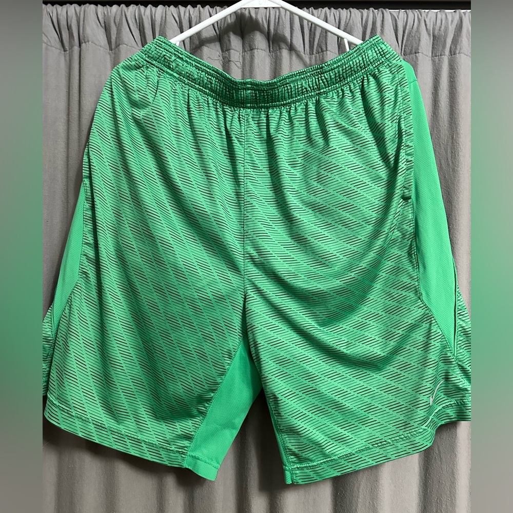 Men's Large green Nike Dri-Fit basketball shorts